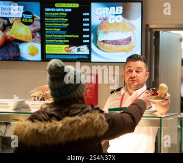 Troon, Schottland, Großbritannien. Januar 2025. Die viel verspätete und überteuerte Passagierfähre MV Glen Sannox macht ihre erste planmäßige Überfahrt zwischen Troon und Brodick auf der Isle of Arran. Die kaledonische MacBrayne-Fähre ist sieben Jahre zu spät und viele Millionen Pfund über dem Budget. Das Frühstück war bei den Passagieren sehr beliebt. Iain Masterton/Alamy Live News Stockfoto
