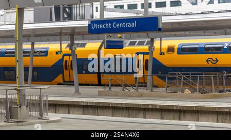 Utrecht, Niederlande. August 2023. Auf dem Bahnsteig des Utrechter Hauptbahnhofs. Der Bahnhof ist der größte und geschäftigste in den Niederlanden Stockfoto