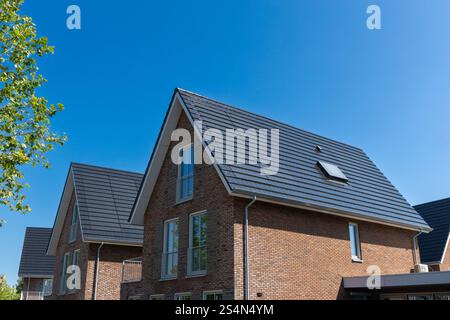 Utrecht, Niederlande. Juli 2023. Integrierte Solarmodule aus nächster Nähe. Photovoltaikpaneele im Dach. Detaildach der Sonnenkollektoren. Blick auf die Sonne Stockfoto