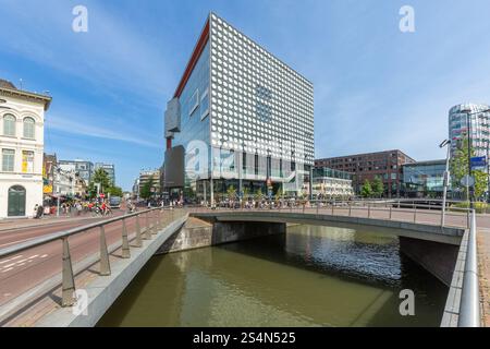Utrecht, Niederlande. 17. Mai 2024. TivoliVredenburg Music Center Gebäude in Utrecht. Mit Kanal und Brücken im Vordergrund. Stockfoto