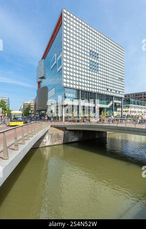 Utrecht, Niederlande. 17. Mai 2024. TivoliVredenburg Music Center Gebäude in Utrecht. Mit Kanal und Brücken im Vordergrund. Stockfoto