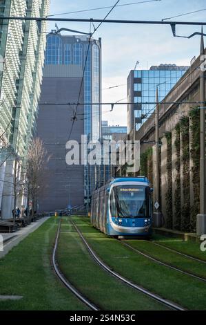 Die Midland Metro Tram fährt durch Snow Hill, Birmingham, Großbritannien Stockfoto