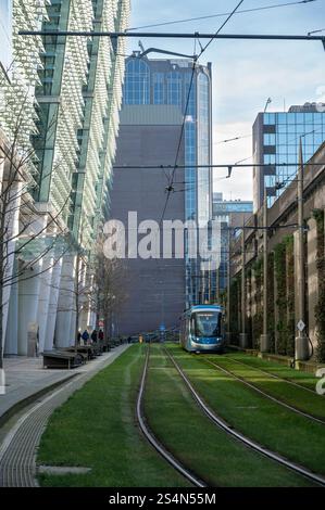 Die Midland Metro Tram fährt durch Snow Hill, Birmingham, Großbritannien Stockfoto