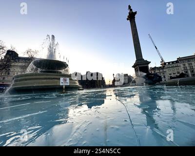 Gefrorener Brunnen am Trafalgar Square in London bei kaltem Wetter Stockfoto