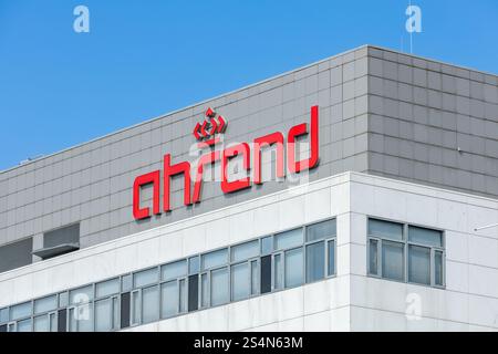 Amsterdam, Niederlande. 13. Mai 2023. Das Ahrend-Logo auf dem Gebäude. Ahrend. Schaffung vitalisierender Arbeitsbereiche. Wir sind ein internationales Unternehmen in Stockfoto