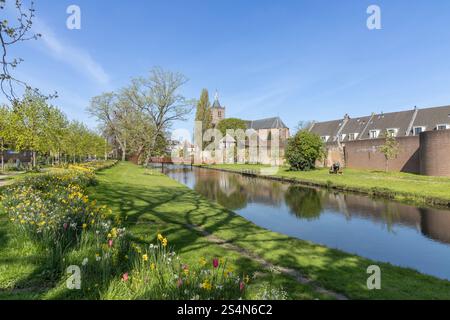 Vianen in den Niederlanden. 30. April 2023. Vianen Stadtbild mit Kanal, Kirche und der alten Stadtmauer. Vianen ist eine Stadt und eine ehemalige Gemeinde in der Stockfoto