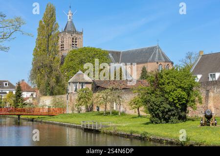 Vianen in den Niederlanden. 30. April 2023. Vianen Stadtbild mit Kanal, Kirche und der alten Stadtmauer. Vianen ist eine Stadt und eine ehemalige Gemeinde in der Stockfoto