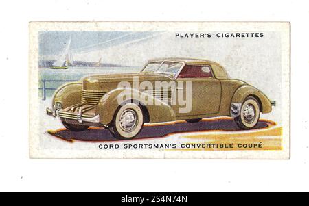 Eine antike Auto-Zigarettenkarte mit einem Cord Sportsmans Cabriolet Coupé auf weißem Hintergrund. Stockfoto