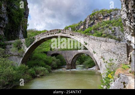 Blick auf die traditionelle Steinbrücke von Noutsos oder Kokkoros in Epirus, Griechenland im Frühling Stockfoto