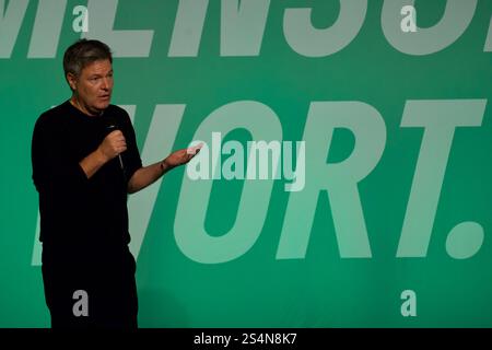 Mainz, Deutschland. Januar 2025. Bundeswirtschaftsminister Robert Habeck (Bündnis 90/die Grünen) steht bei einer Wahlkampagne auf der Bühne. Stockfoto