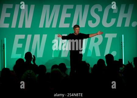 Mainz, Deutschland. Januar 2025. Bundeswirtschaftsminister Robert Habeck (Bündnis 90/die Grünen) steht bei einer Wahlkampagne auf der Bühne. Stockfoto