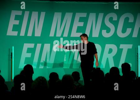 Mainz, Deutschland. Januar 2025. Bundeswirtschaftsminister Robert Habeck (Bündnis 90/die Grünen) steht bei einer Wahlkampagne auf der Bühne. Stockfoto