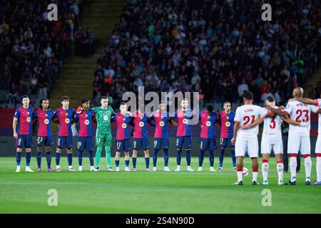 Barcelona, Spanien. Oktober 2024. Die Spieler halten eine Minute still, um zu Ehren des jüngsten Todes von Johan Neeskens vor der LaLiga EA SpO zu bleiben Stockfoto