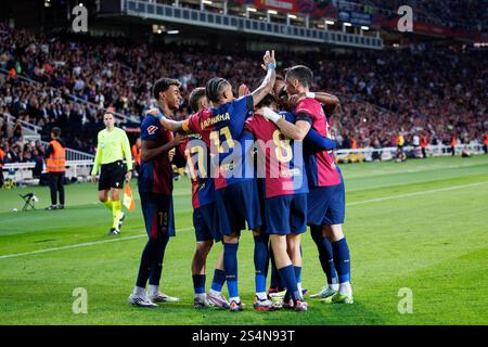 Barcelona, Spanien. Oktober 2024. Die Spieler von Barcelona feiern ein Tor beim LaLiga EA Sports Spiel zwischen dem FC Barcelona und Sevilla FC bei der ESTA Stockfoto