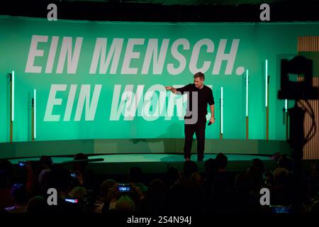 Mainz, Deutschland. Januar 2025. Bundeswirtschaftsminister Robert Habeck (Bündnis 90/die Grünen) steht bei einer Wahlkampagne auf der Bühne. Stockfoto