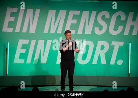 Mainz, Deutschland. Januar 2025. Bundeswirtschaftsminister Robert Habeck (Bündnis 90/die Grünen) steht bei einer Wahlkampagne auf der Bühne. Stockfoto