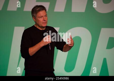Mainz, Deutschland. Januar 2025. Bundeswirtschaftsminister Robert Habeck (Bündnis 90/die Grünen) steht bei einer Wahlkampagne auf der Bühne. Stockfoto