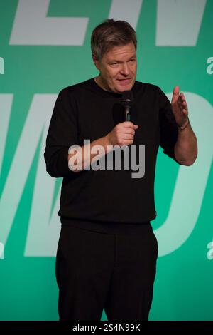 Mainz, Deutschland. Januar 2025. Bundeswirtschaftsminister Robert Habeck (Bündnis 90/die Grünen) steht bei einer Wahlkampagne auf der Bühne. Stockfoto