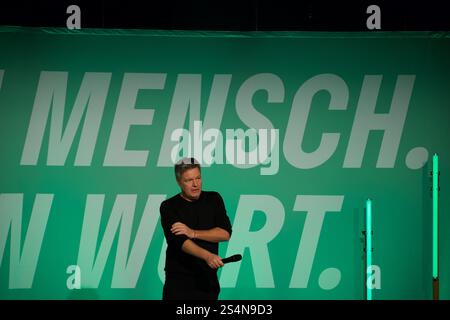 Mainz, Deutschland. Januar 2025. Bundeswirtschaftsminister Robert Habeck (Bündnis 90/die Grünen) steht bei einer Wahlkampagne auf der Bühne. Stockfoto