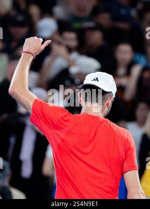 Melbourne, Australien. Januar 2025. Jacob Fearnley feiert nach dem ersten Rundenspiel der Männer zwischen Nick Kyrgios aus Australien und Jacob Fearnley aus Großbritannien beim Australian Open Tennis Turnier in Melbourne, Australien, am 13. Januar 2025. Quelle: Hu Jingchen/Xinhua/Alamy Live News Stockfoto