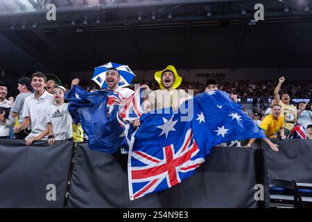 Melbourne, Australien. Januar 2025. Die Fans feiern, nachdem Jacob Fearnley aus Großbritannien am 13. Januar 2025 beim Australian Open Tennis Turnier in Melbourne, Australien, das erste Rundenspiel der Männer gegen Nick Kyrgios aus Australien gewinnt. Quelle: Hu Jingchen/Xinhua/Alamy Live News Stockfoto