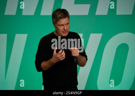 Mainz, Deutschland. Januar 2025. Bundeswirtschaftsminister Robert Habeck (Bündnis 90/die Grünen) steht bei einer Wahlkampagne auf der Bühne. Stockfoto