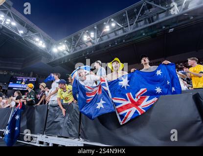 Melbourne, Australien. Januar 2025. Die Fans feiern, nachdem Jacob Fearnley aus Großbritannien am 13. Januar 2025 beim Australian Open Tennis Turnier in Melbourne, Australien, das erste Rundenspiel der Männer gegen Nick Kyrgios aus Australien gewinnt. Quelle: Hu Jingchen/Xinhua/Alamy Live News Stockfoto