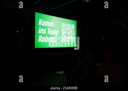 Mainz, Deutschland. Januar 2025. Bundeswirtschaftsminister Robert Habeck (Bündnis 90/die Grünen) steht bei einer Wahlkampagne auf der Bühne. Stockfoto