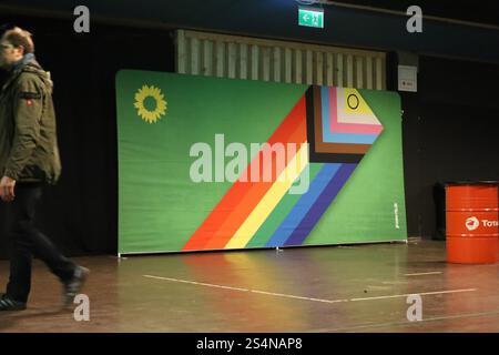 Mainz, Deutschland. Januar 2025. Bundeswirtschaftsminister Robert Habeck (Bündnis 90/die Grünen) steht bei einer Wahlkampagne auf der Bühne. Stockfoto