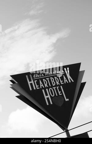 Das ikonische Heartbreak Hotel-Schild in Memphis, Tennessee, USA, mit dem Campingplätze und Unterkünfte in der Nähe von Elvis Presley's Graceland beworben werden. Stockfoto