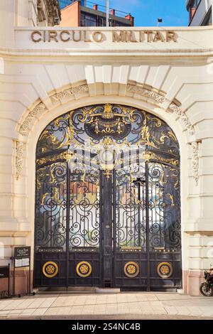 Die verzierte Tür des Palacio Paz Herrenhauses im Beaux-Art-Stil, Retiro, Buenos Aires, Argentinien. Stockfoto