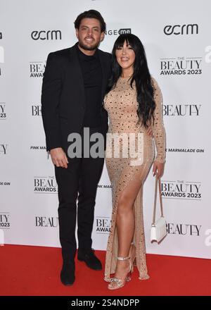 Jordan Brooks und Sophie Kasaei nehmen an den Beauty Awards 2023 im City Central im HAC (Honourable Artillery Club) in London, England, Teil. UK. Montag, 27. November 2023 - BANG MEDIA INTERNATIONAL FAMOUS PICTURES 28 HOLMES ROAD LONDON NW5 3AB VEREINIGTES KÖNIGREICH Tel. +44 (0) 02 7485 1005 E-Mail: pictures@famous.uk.com Stockfoto