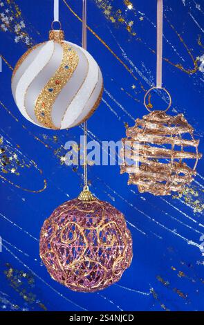 Festliche Weihnachten hängenden Kugeln Zusammensetzung auf blaue dekorative Winter Hintergrund mit Funken und Sterne Stockfoto