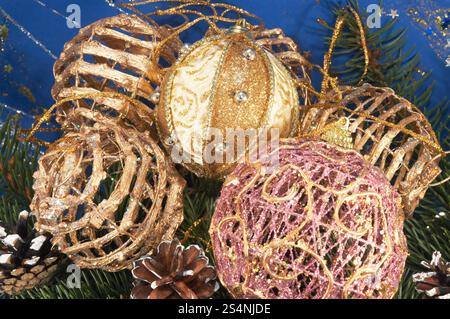 Festliche Weihnachtskomposition mit Weihnachtsbaumzweig, verschiedenen Weihnachtsbällen und anderen Verzierungen Stockfoto