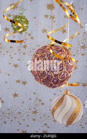Festliche Weihnachten Komposition mit verschiedenen Urlaub Kugeln und anderen Verzierungen Stockfoto