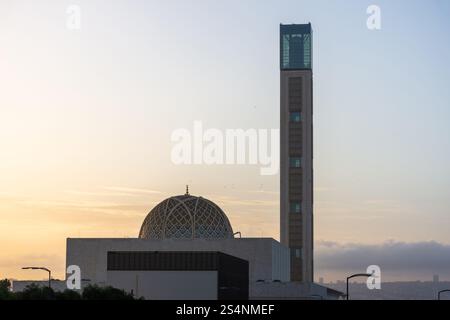 Die große Moschee von Algier gegen den Himmel bei Sonnenuntergang in Algier City, Algerien. Stockfoto
