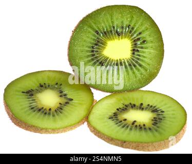 Split-Kiwi und zwei Scheiben isoliert auf weißem Hintergrund Stockfoto