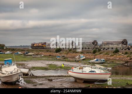 EWS-Klasse 66 Nr. 66013 passiert Cockwood Harbour, Devon, England, Großbritannien Stockfoto