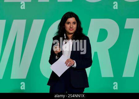 Mainz, Deutschland. Januar 2025. Bundeswirtschaftsminister Robert Habeck (Bündnis 90/die Grünen) steht bei einer Wahlkampagne auf der Bühne. Stockfoto
