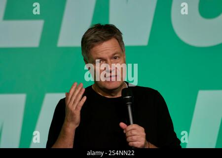 Mainz, Deutschland. Januar 2025. Bundeswirtschaftsminister Robert Habeck (Bündnis 90/die Grünen) steht bei einer Wahlkampagne auf der Bühne. Stockfoto