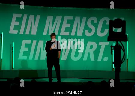 Mainz, Deutschland. Januar 2025. Bundeswirtschaftsminister Robert Habeck (Bündnis 90/die Grünen) steht bei einer Wahlkampagne auf der Bühne. Stockfoto