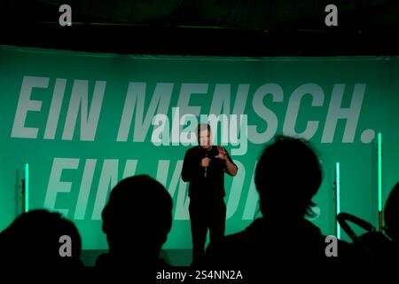Mainz, Deutschland. Januar 2025. Bundeswirtschaftsminister Robert Habeck (Bündnis 90/die Grünen) steht bei einer Wahlkampagne auf der Bühne. Stockfoto