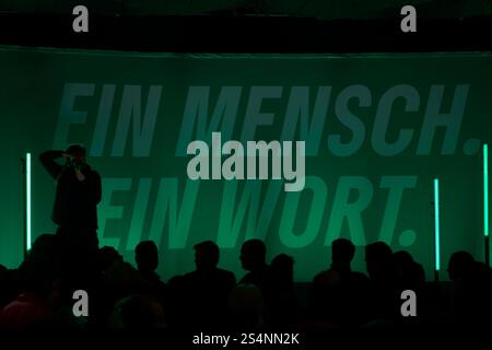 Mainz, Deutschland. Januar 2025. Bundeswirtschaftsminister Robert Habeck (Bündnis 90/die Grünen) steht bei einer Wahlkampagne auf der Bühne. Stockfoto