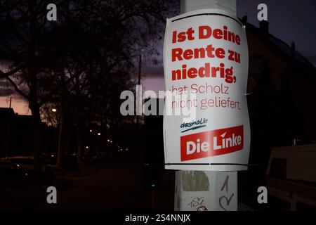 Mainz, Deutschland. Januar 2025. Reklametafel von die Linke über die Rente. Stockfoto
