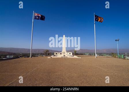 Alice Springs, Australien - 29. Februar 2008: Das Anzac Memorial auf dem Anzac Hill in Alice Springs mit Blick auf die Gap Stockfoto