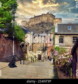 Schöne Aussicht auf Edinburgh Castle von Vennel in Edinburgh, Schottland Stockfoto
