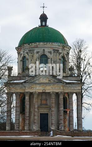 Frühlings-Blick auf alte Pidhirzi römisch-katholische Kirche (Ukraine, Lvivska Region, erbaut 1752-1766 im Auftrag von Waclaw Rzewuski) Stockfoto