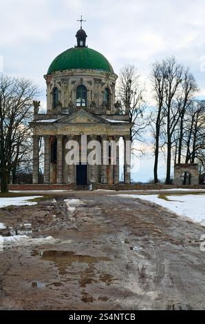 Blick auf die alte römisch-katholische Kirche Pidhirtsi (Ukraine, Region Lvivska, erbaut 1752-1766 im Auftrag von Waclaw Rzewuski) Stockfoto