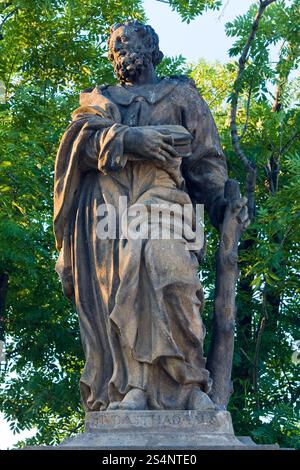 Die Statue des Heiligen Jude Thaddeus auf der Karlsbrücke (Prag, Tschechische Republik). Skulptur von Jan OldA?ich Mayer, 1708. Stockfoto