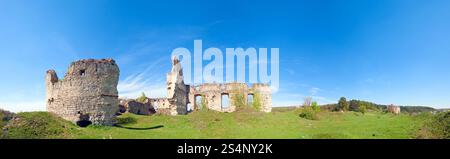 Frühlingsblick auf die Ruinen der Burg Sydoriv (erbaut in den 1640er Jahren). Dorf Sydoriv, 7 km südlich von Husiatyn, Region Ternopil, Ukraine. Vier Schüsse Stich Stockfoto